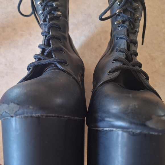 Elegant Black Platform Heels - Picture 4 of 5